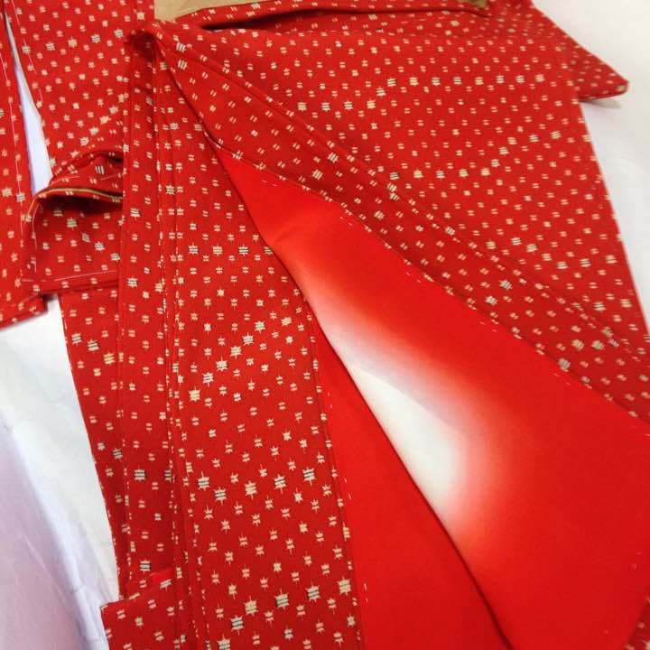 着物(小紋縮緬正絹)☆古典赤に駒柄(しつけ糸つき)