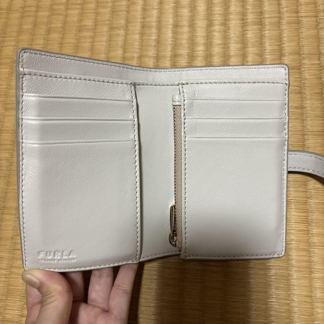 希少！レア！】FURLA ホワイト 二つ折り財布 - メルカリ