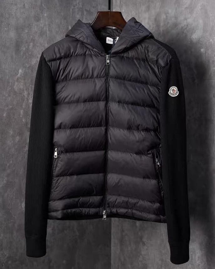 MONCLER ブラックキルティングジャケット フード付き