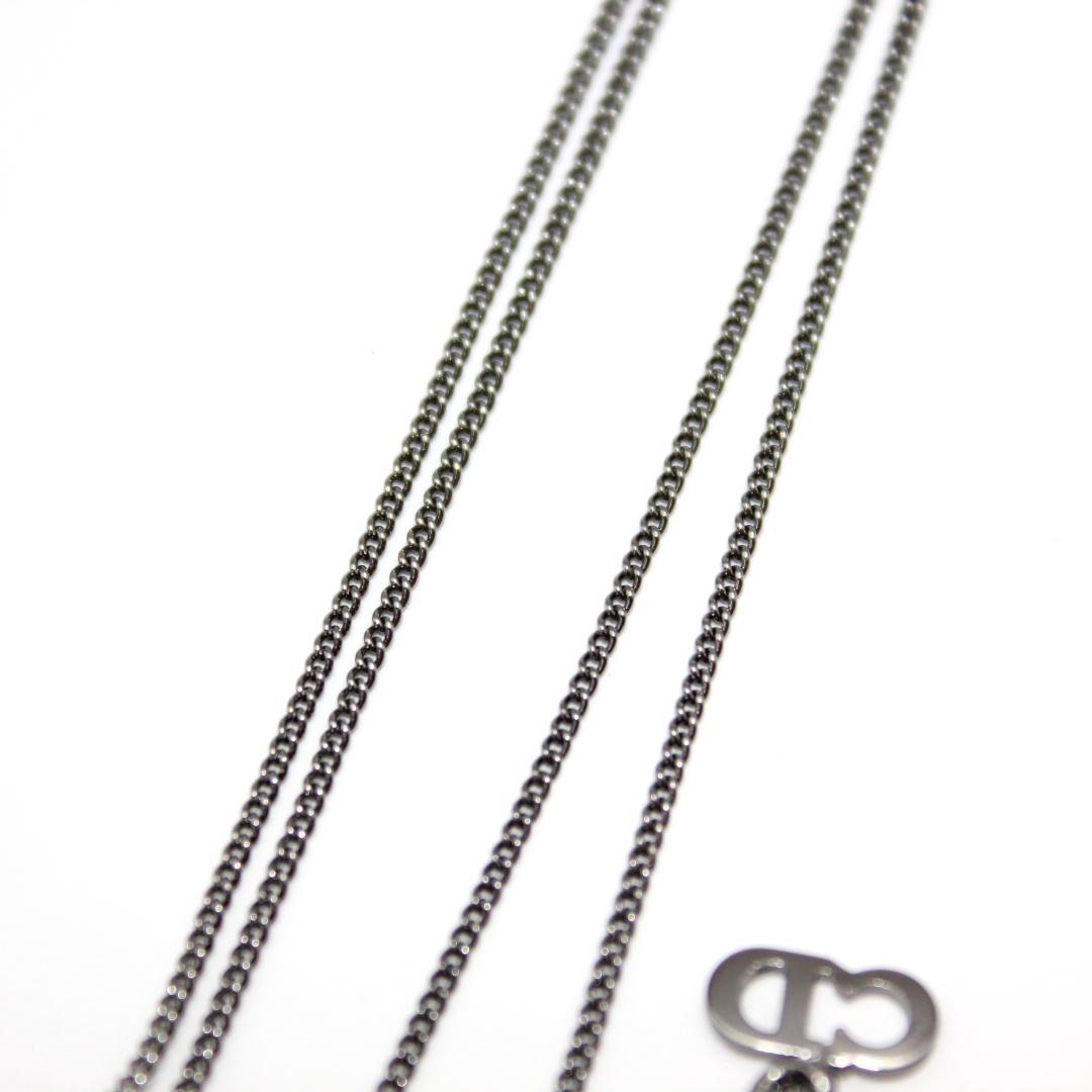 ファッションなデザイン Dior 美品 ディオール ネックレス ブラックメタル プレート ロゴ アクセサリー