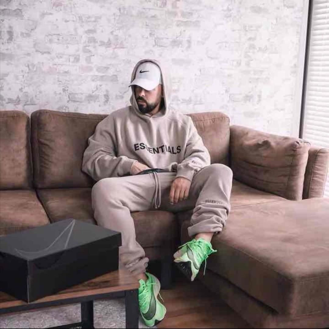 のフロント】 FEAR OF GOD - fog essentials パーカー 最新作