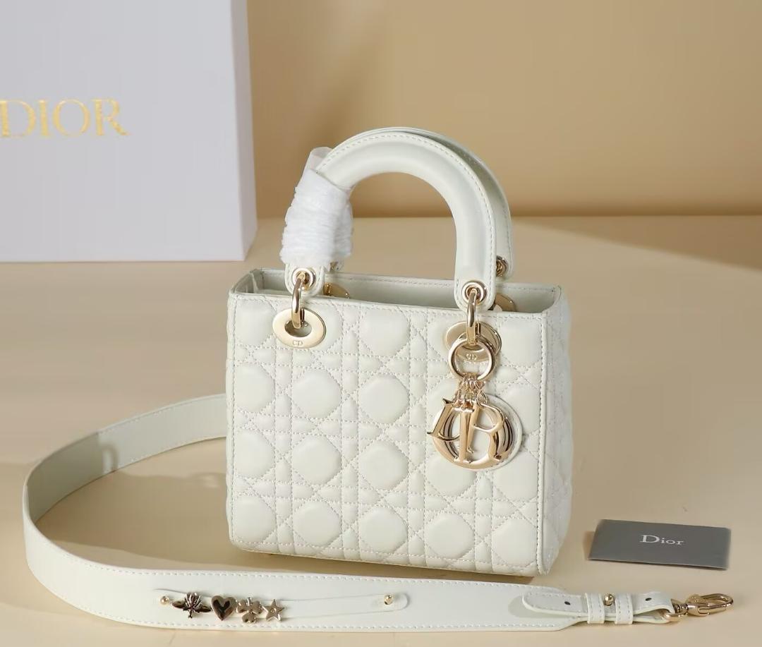 Dior ホワイト キルティング ハンドバッグ Dior ホワイト キルティングショルダーバッグ - メルカリ