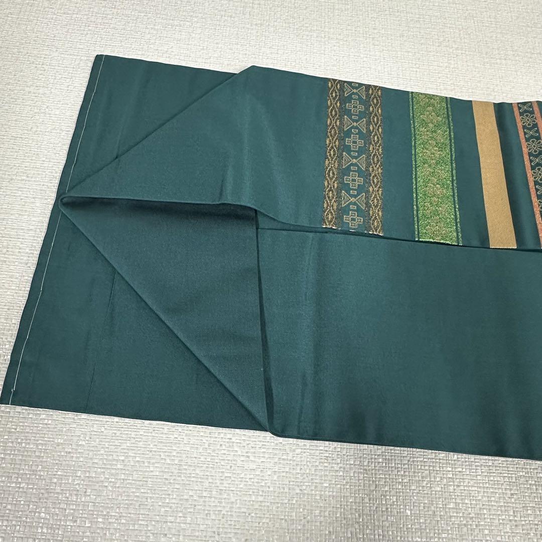 名古屋帯　正絹　深緑色　横段に幾何学模様織り出し　全長364.5幅29.5 名古屋帯 正絹 深緑色 横段に幾何学模様織り出し 全長364.5幅