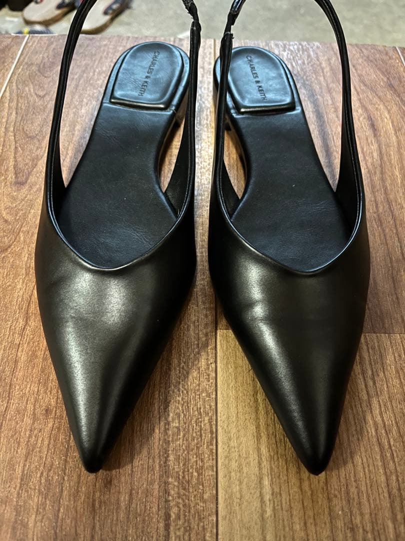 CHARLES & KEITH ブラック ポインテッドトゥミュール