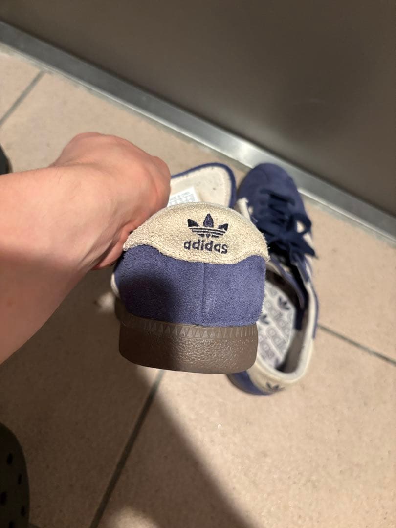 adidas bernネイビー/ベージュ スニーカー