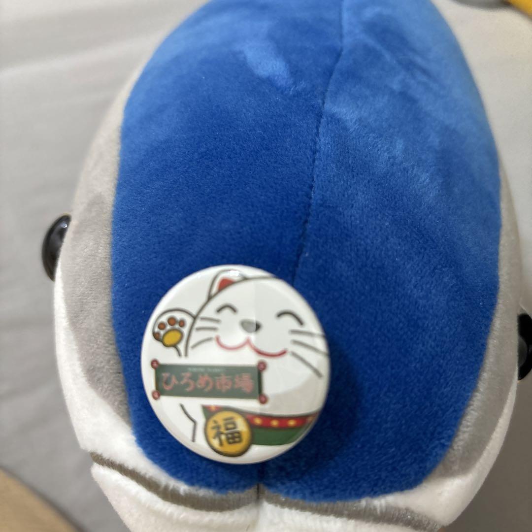 カツオぬいぐるみ 猫バッジ付き