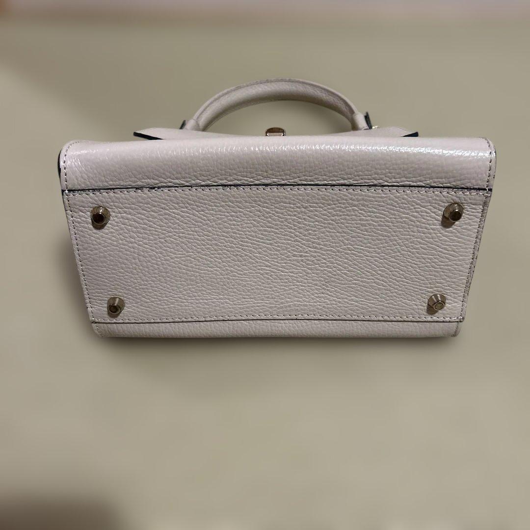 日本未入荷 ホワイトレザーハンドバッグ - メルカリ バッグ