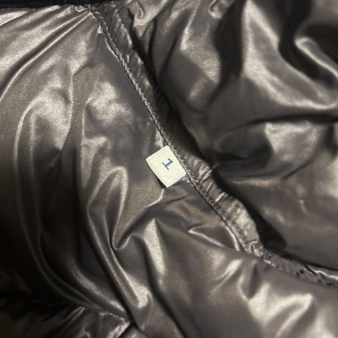 MONCLER ブラック ダウンベスト - メルカリ