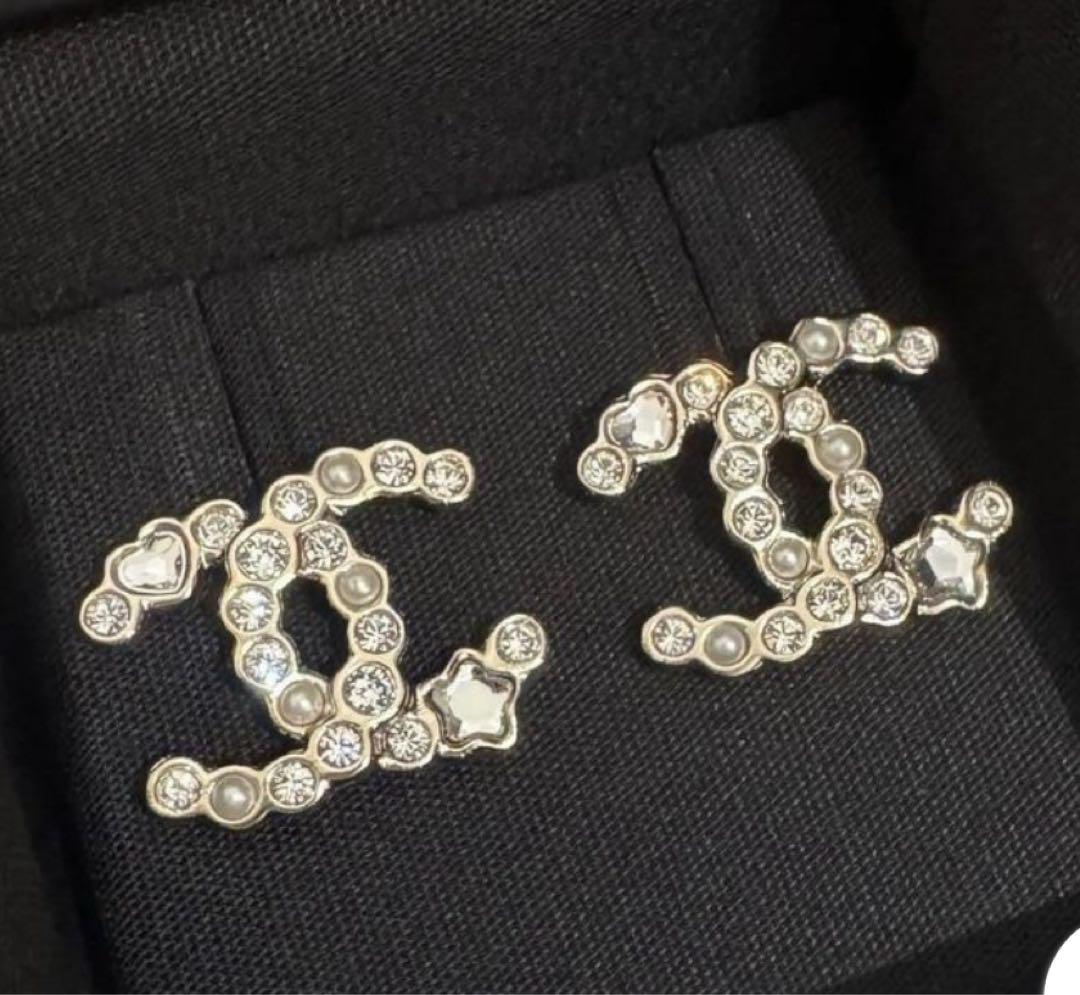 CHANELロゴクリスタルパールピアス 2025春夏新作