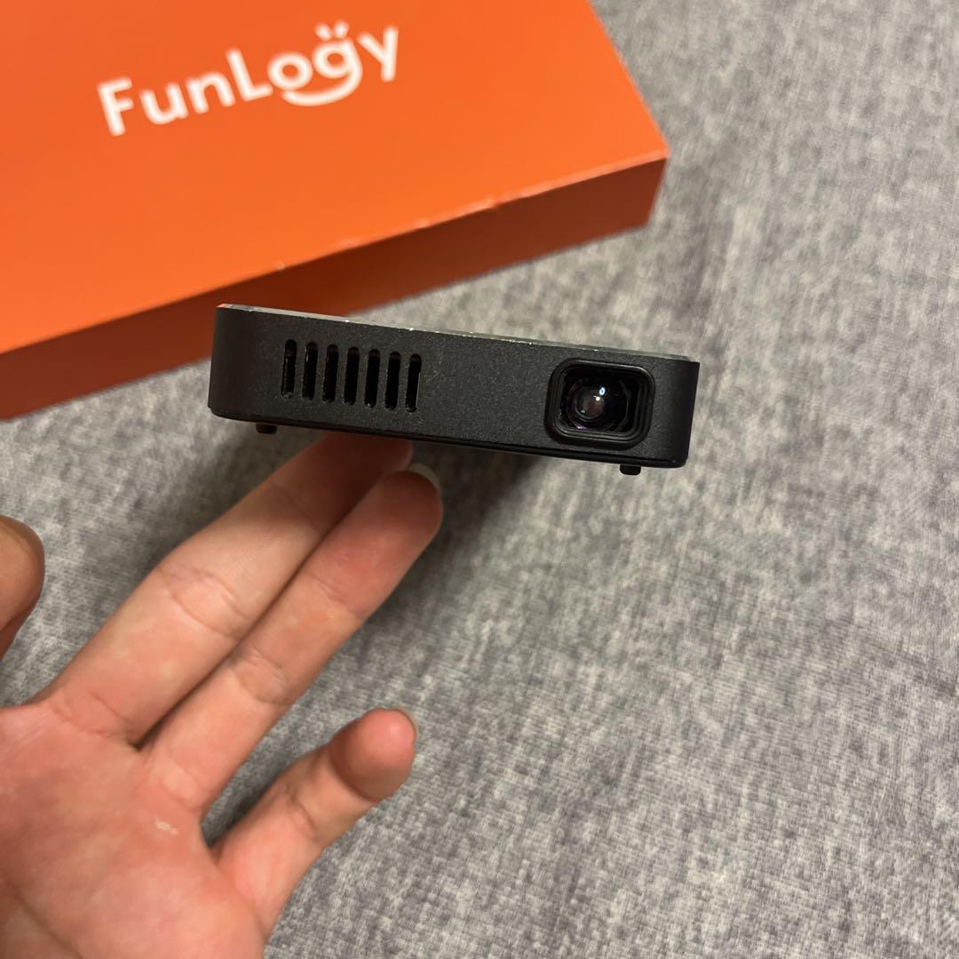 FunLogy 薄型プロジェクター 本体