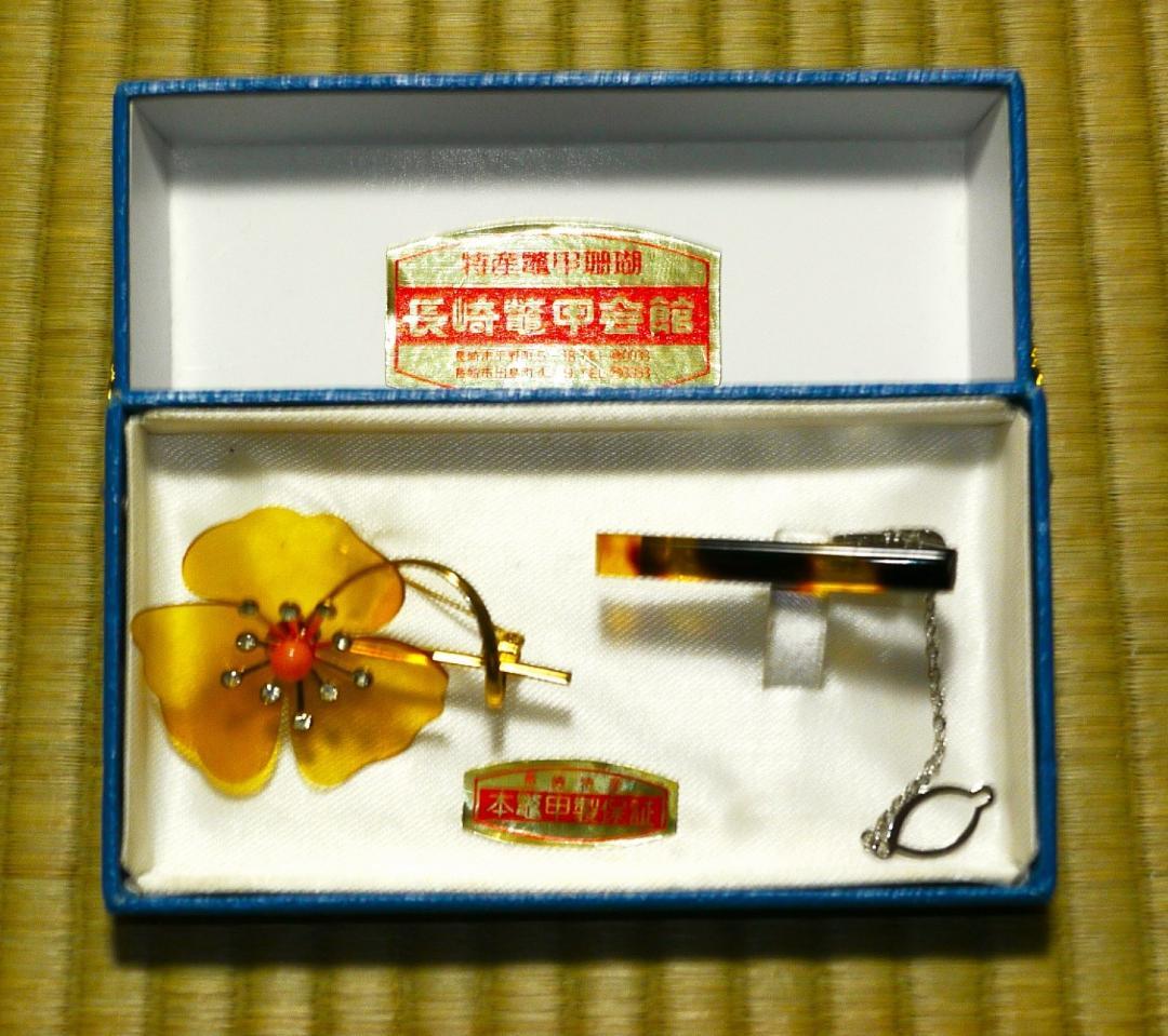 高級感ある天然鼈甲素材の独特の質感を持つ華麗なブローチと定番ネクタイピンのセット