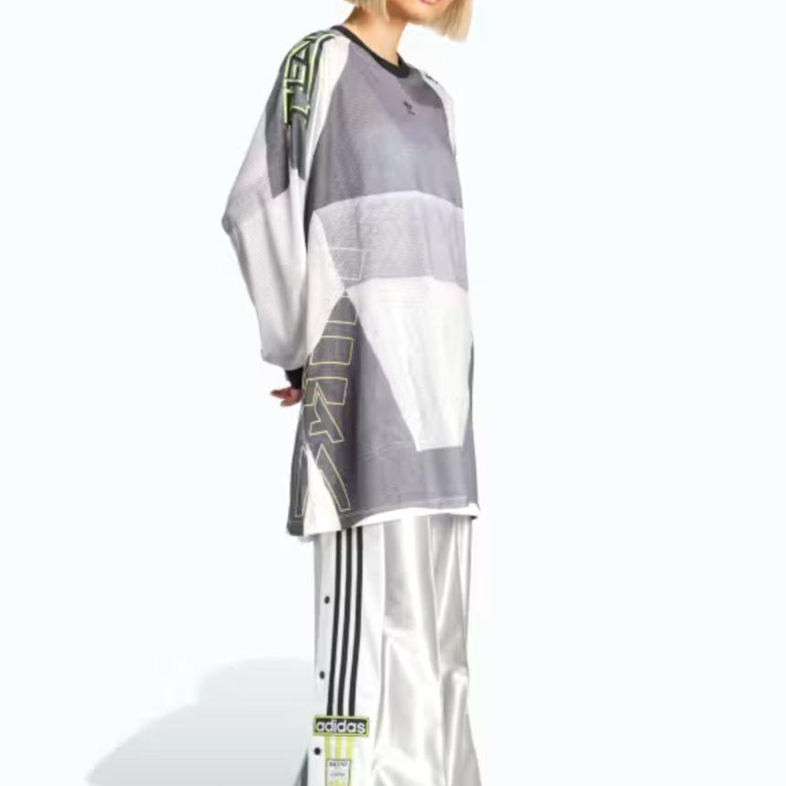 新品アディダスグラフィックウェア 大きいサイズ3XL　ユニセックススケボーウェア