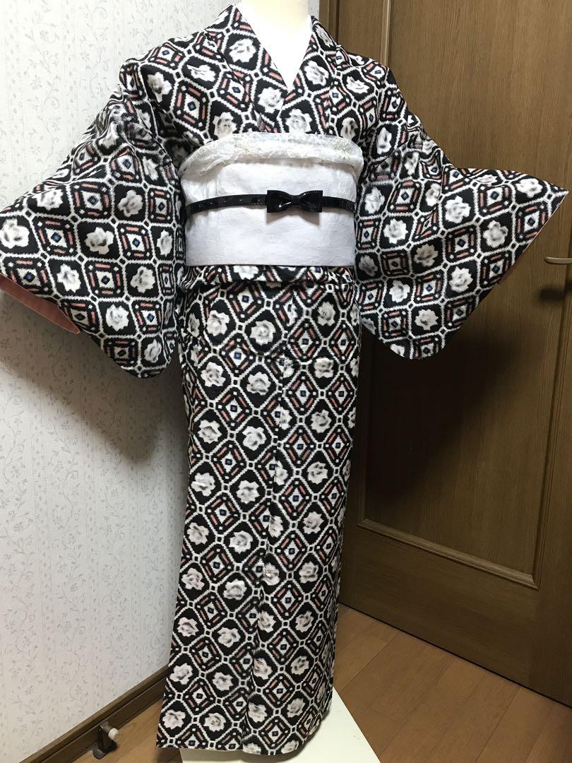 アンティーク着物　銘仙　タイル　モノトーン薔薇❤️モダン　レトロお洒落❗️