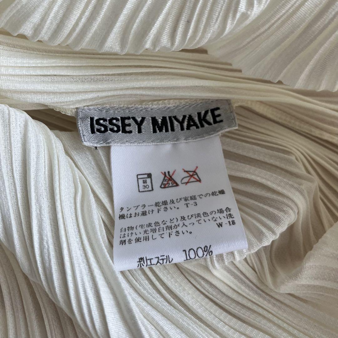 【美品】イッセイミヤケ　オフホワイト　長袖プリーツプリーズ　Mサイズ