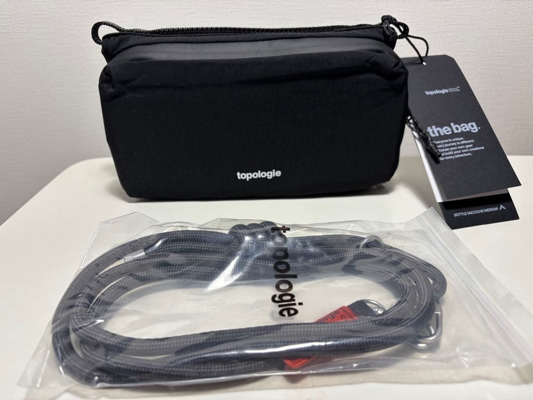 【セール新品未使用】topologieボトルサコッシュストラップ2本付き 【セール新品未使用】topologieボトルサコッシュストラップ2本付き