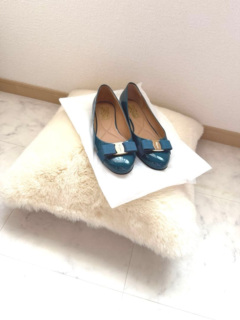 サルヴァトーレフェラガモ　ヴァラリボン　パテントレザーフラットシューズ