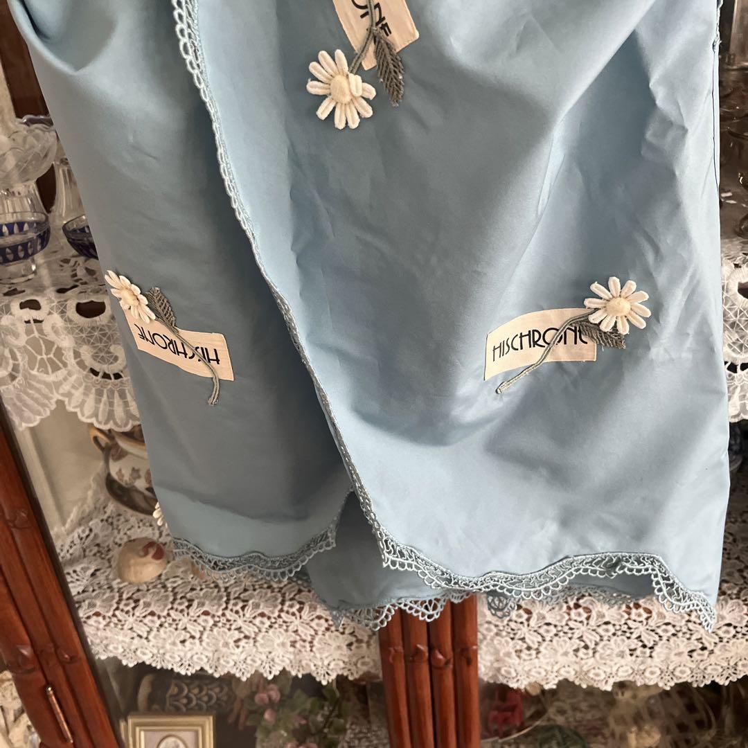 さえら　ヒスクローネ　エプロン　ロゴ&お花モチーフ　ポテチーノ　アキアカネ