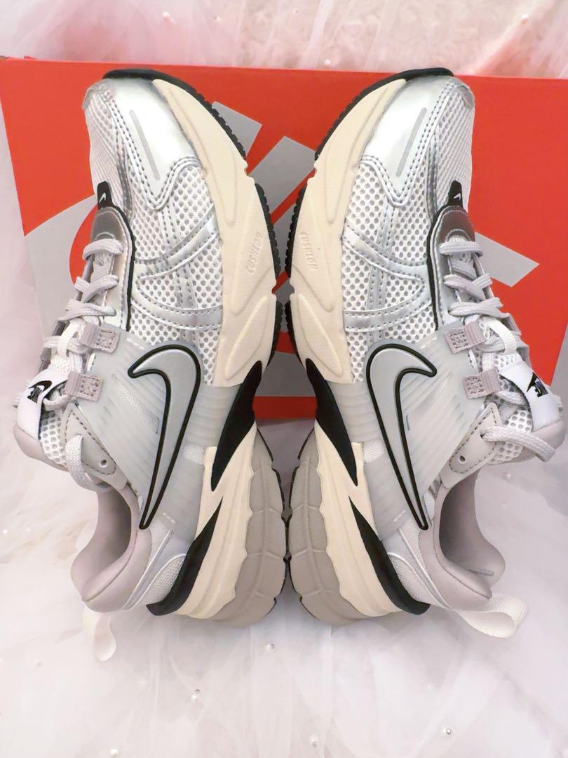 ♥美品♥正規品♥ NIKE /ナイキV2K RUN/スニーカー/24.5cm