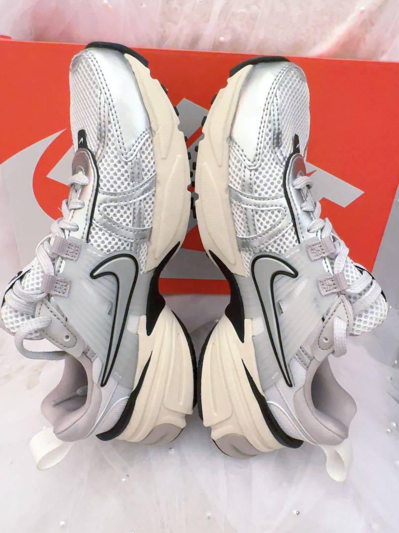 ♥美品♥正規品♥ NIKE /ナイキV2K RUN/スニーカー/24.5cm