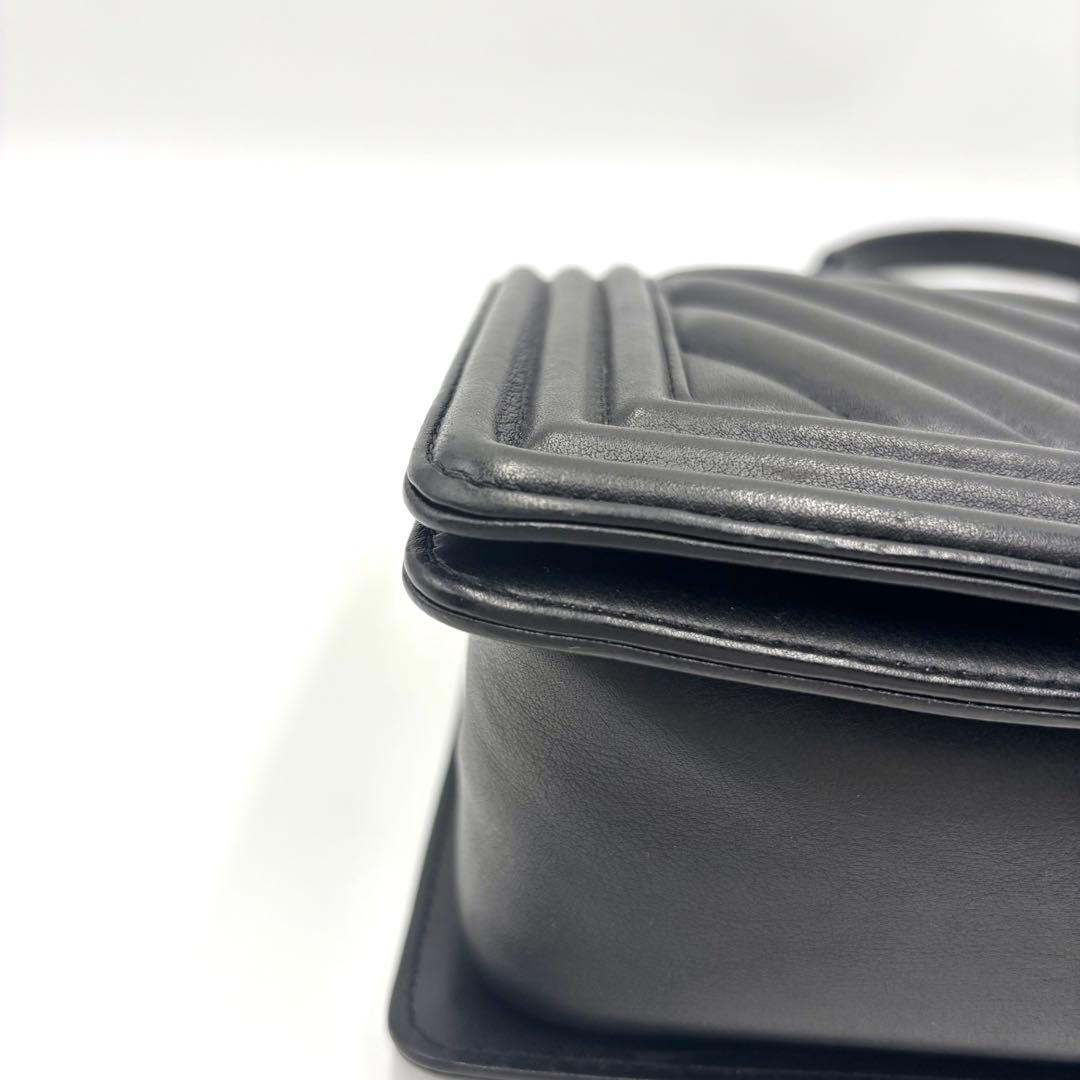 極美品✨ CHANEL ボーイシャネル Vステッチ ラムスキン ショルダーバッグ 極美品✨ CHANEL ボーイシャネル Vステッチ ラムスキン ショルダーバッグ