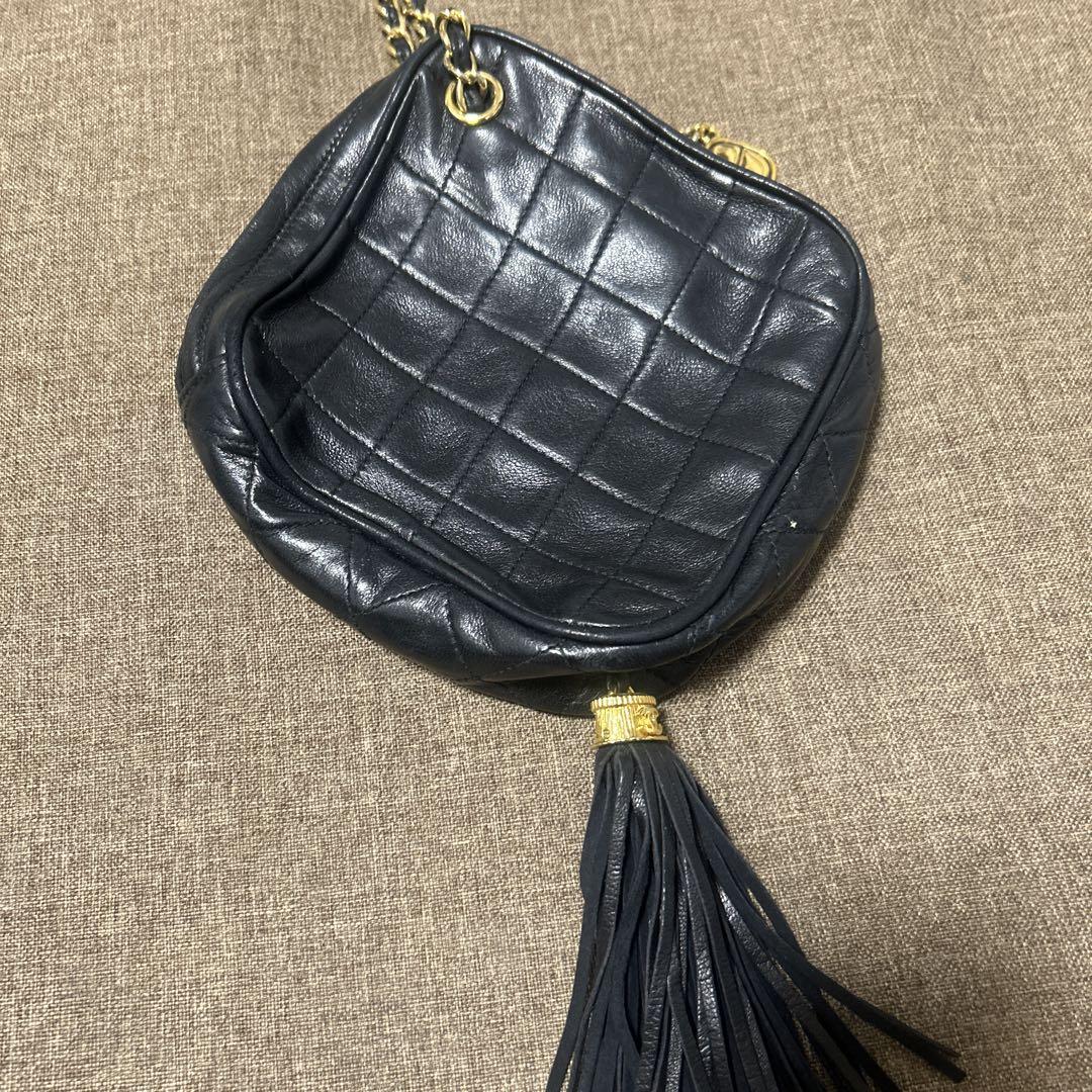 シャネル 黒 キルティング バッグ タッセル付き