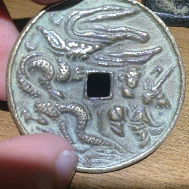 古い金銭価値のある三点セット 古銭の買取価格の相場を一覧で紹介！ 古銭の定義など関連知識も解説