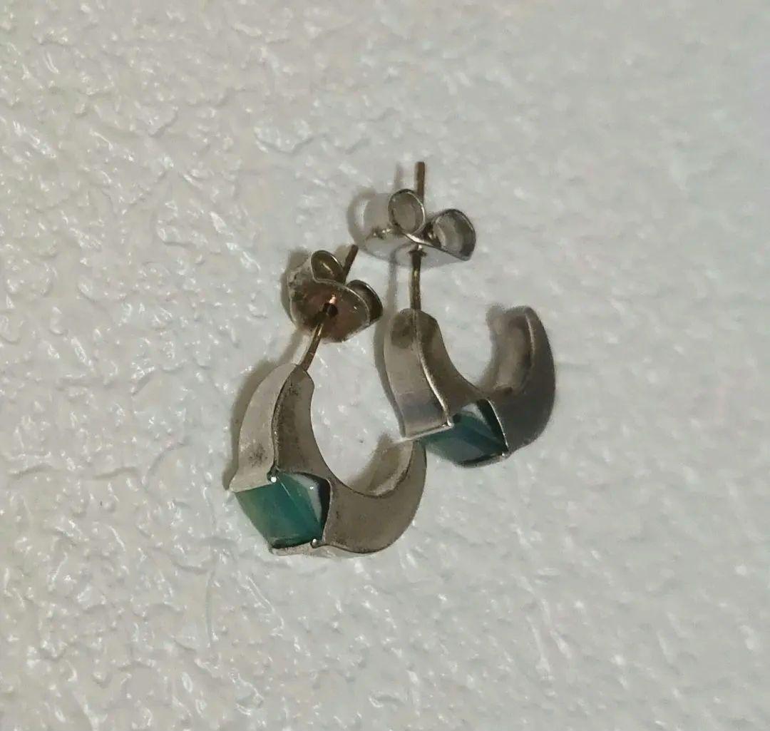 シルバーフープピアス 青いストーン付き