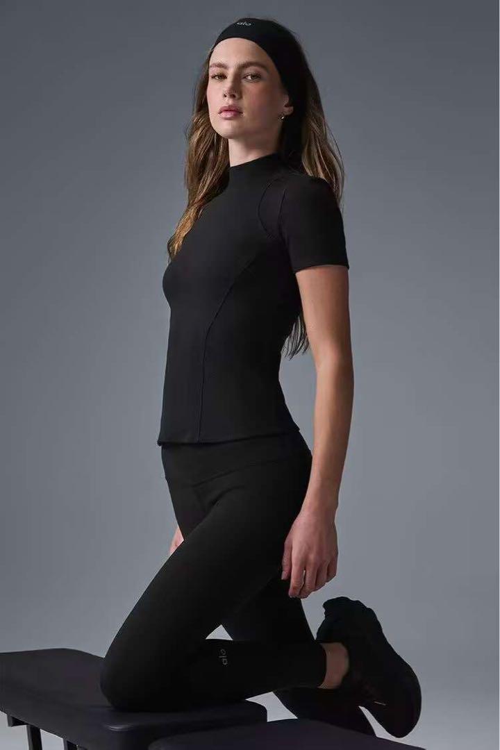 alo yoga トップス