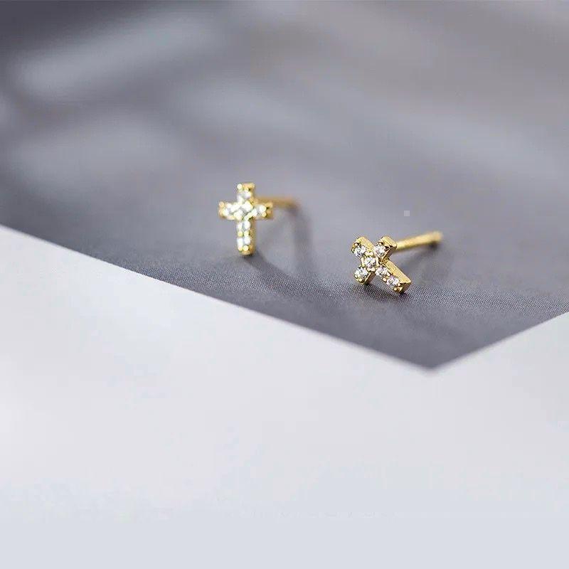 019Ay【ゴールド】ピアス　十字架　エレガント　5粒ダイヤ　CZ　S925 019Ay【ゴールド】ピアス 十字架 エレガント 5粒ダイヤ CZ S925