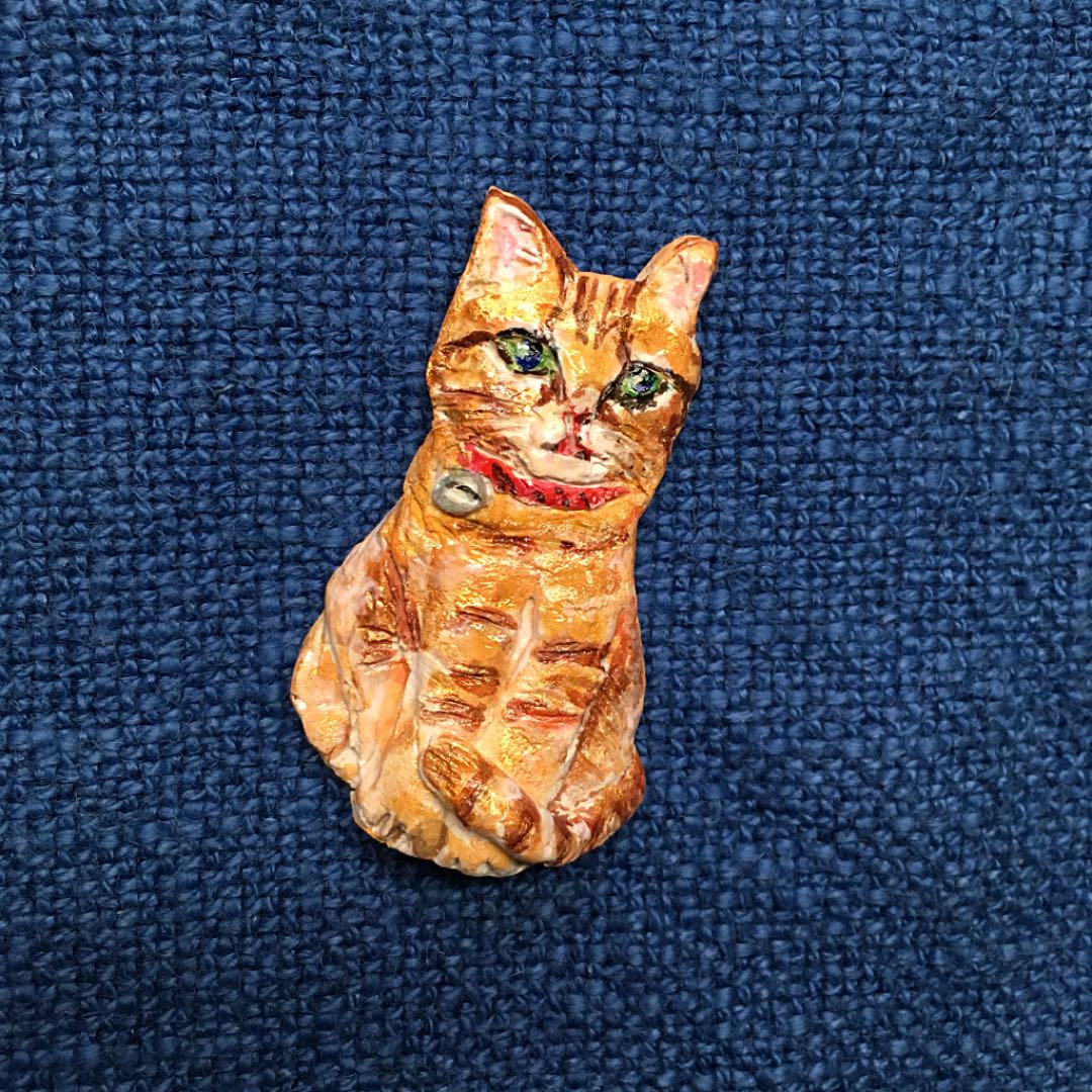 赤い首輪の茶トラねこちゃん  ブローチ  まんねんです