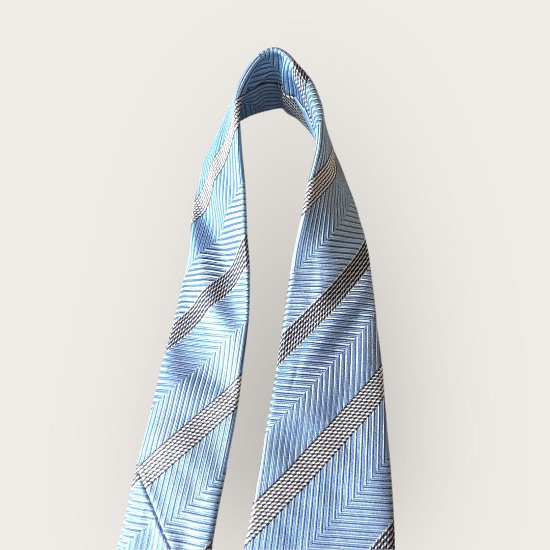 BURBERRY 夏のブルー ネクタイ ヘリンボーン レジメンタル ロゴ 爽やか BURBERRY 夏のブルー ネクタイ ヘリンボーン レジメンタル ロゴ