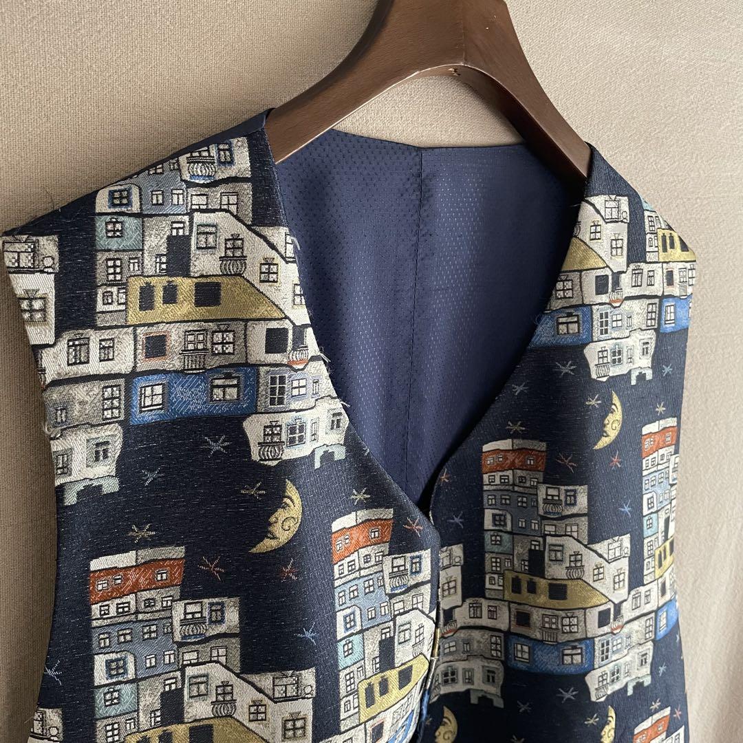 P00454 ヴィンテージ　ジャガード夜の街並みムーン刺繍 ベスト　大きめサイズ