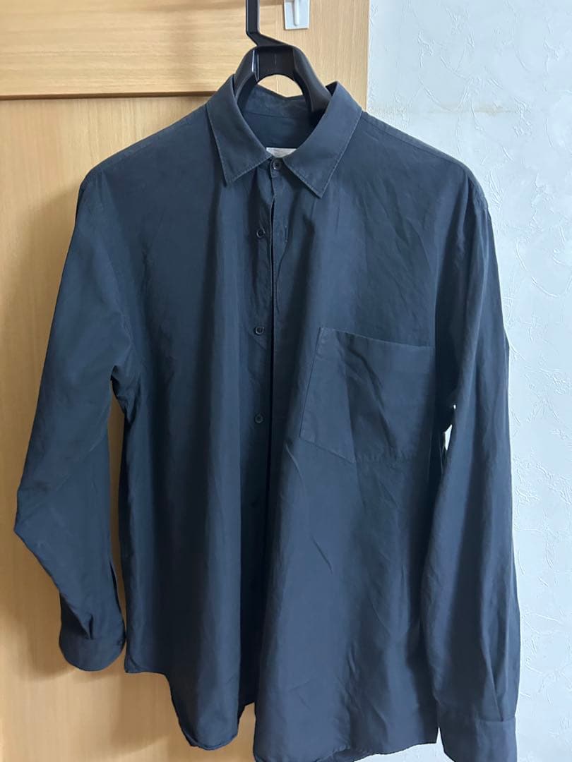 comoli シャツ　ネイビー