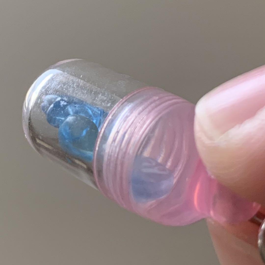 平成レトロ　クーリア　ふわうさワールド　いちご牛乳こぱむだ　ファスナーチャーム
