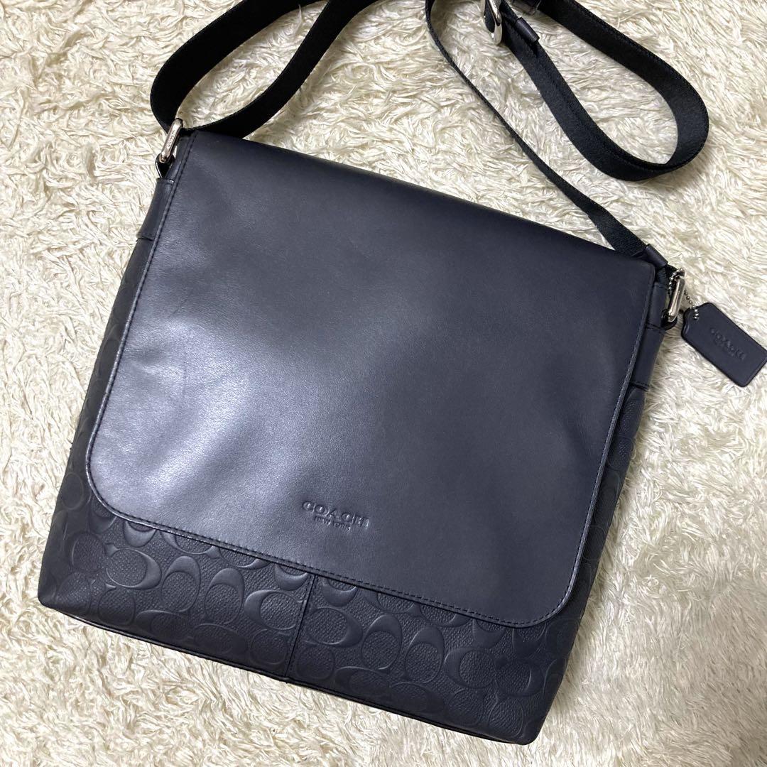 極美品✨コーチ　メッセンジャーバッグ　ショルダー　レザー　ネイビー　ロゴ型押し 極美品】コーチ メッセンジャーバッグ レザー ネイビー ロゴ型押