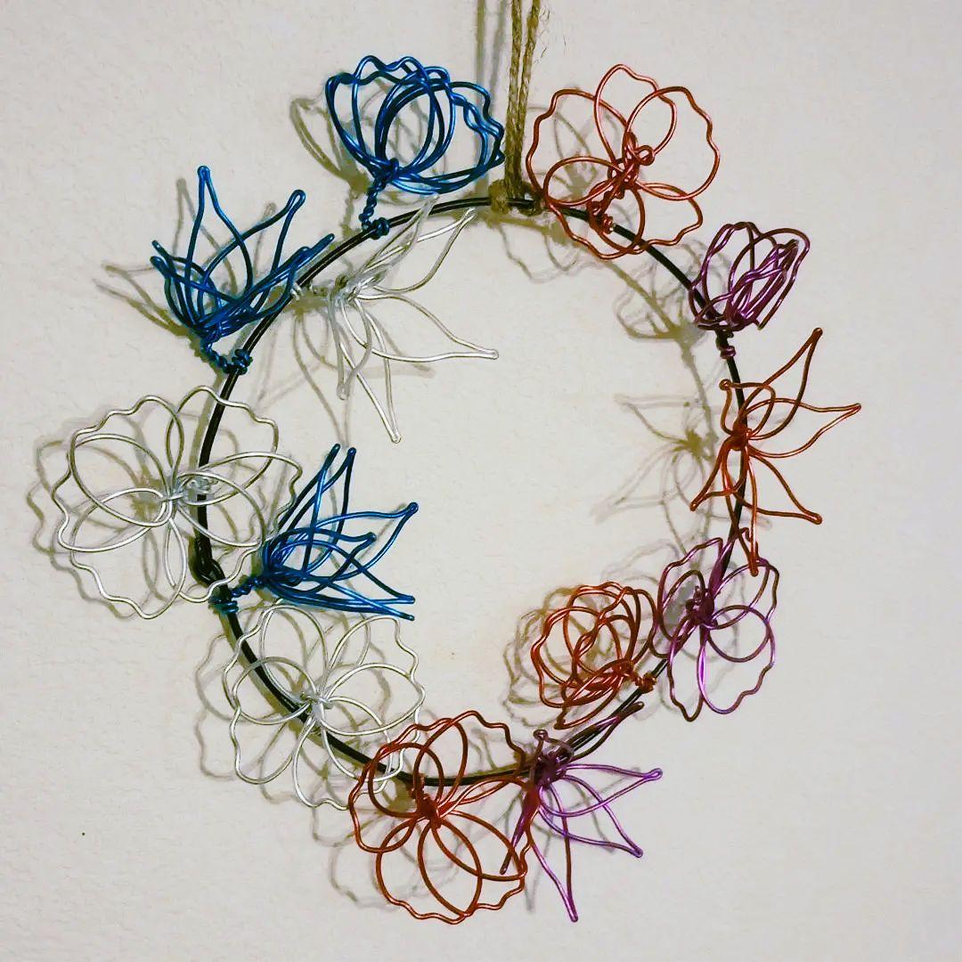 ワイヤークラフト ワイヤーアート インテリア 花々のリース - メルカリ ワイヤークラフト ワイヤーアート インテリア 花々のリース - メルカリ
