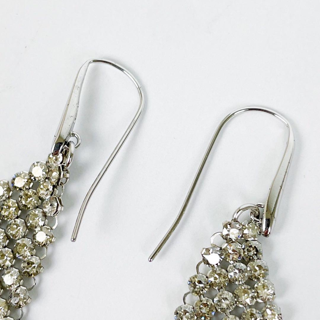 【新発売】今週の市販 極美品✨ SWAROVSKI シルバー 揺れる ラージサイズ ピアス Fit アクセサリー