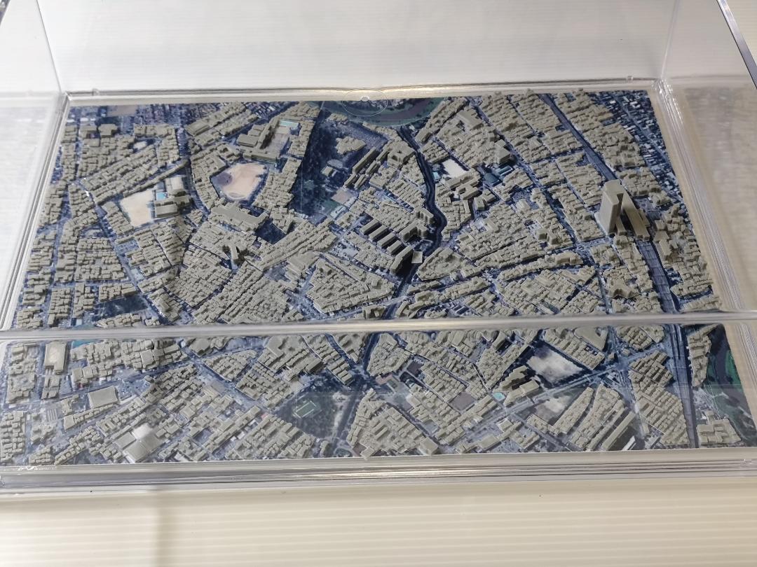 依頼品　越谷市　北越谷駅３D都市データを活用した都市模型　(透明ケース付) 依頼品 越谷市 北越谷駅3D都市データを活用した都市模型 (透明