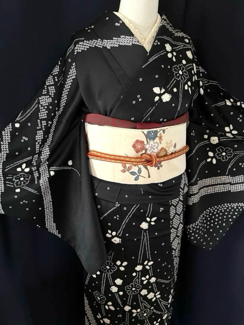 総絞り訪問着 総絞り 流れる模様の訪問着 柔らかな薄い絹地に様々な絞りの技巧