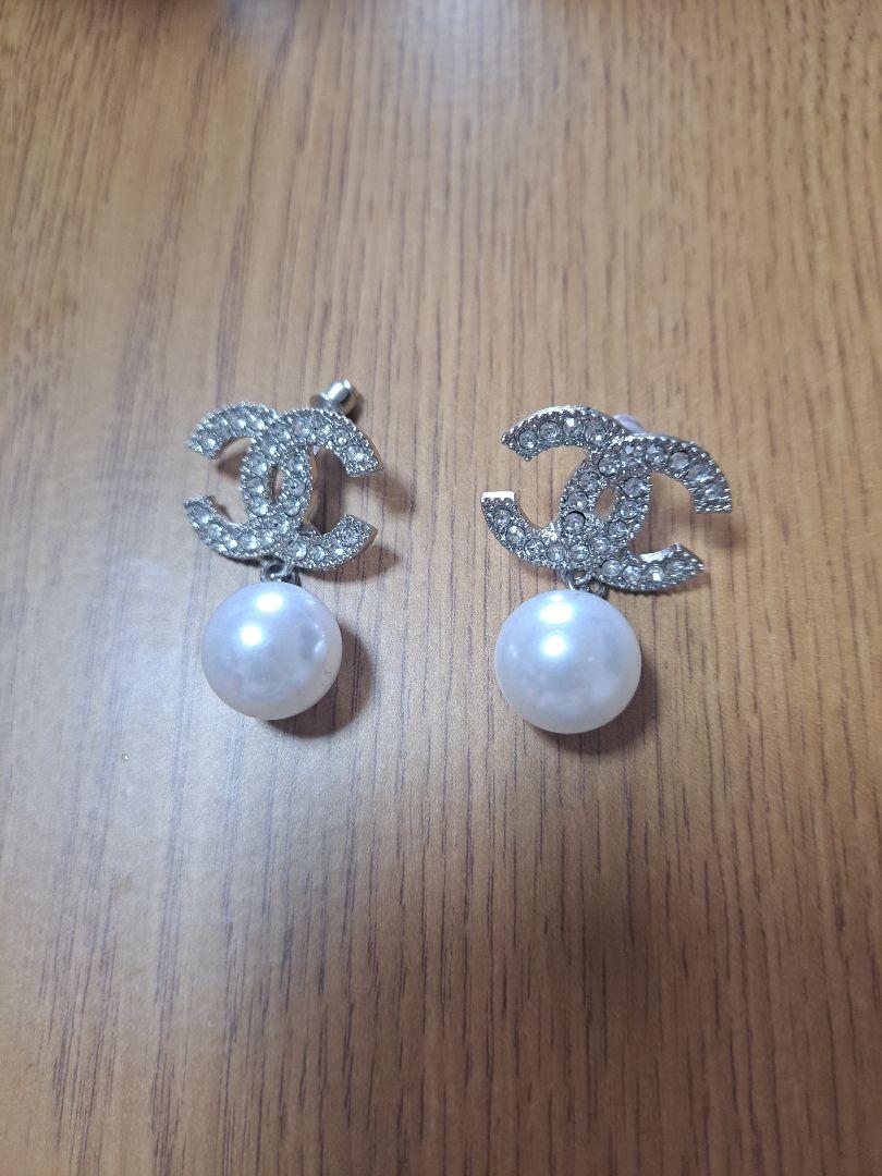 CHANEL ロゴピアス パール付き 5,980円
