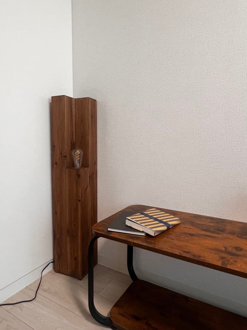 モダンフロアスタンドとテーブルセット