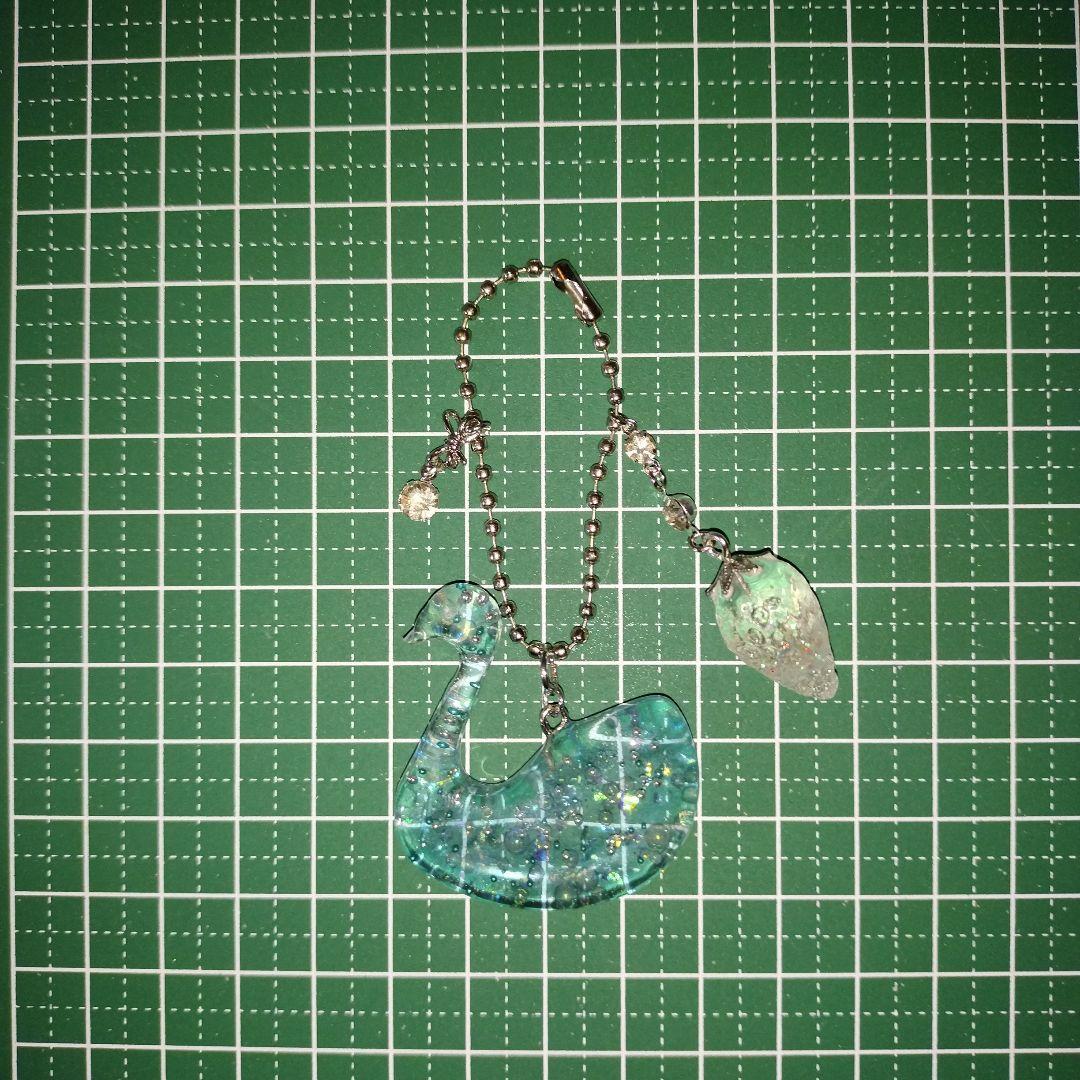 154 白鳥といちごの冬色チャーム ガラスストーン付 水色×シルバー×ホロ 154 白鳥といちごの冬色チャーム ガラスストーン付 水色×シルバー×ホロ