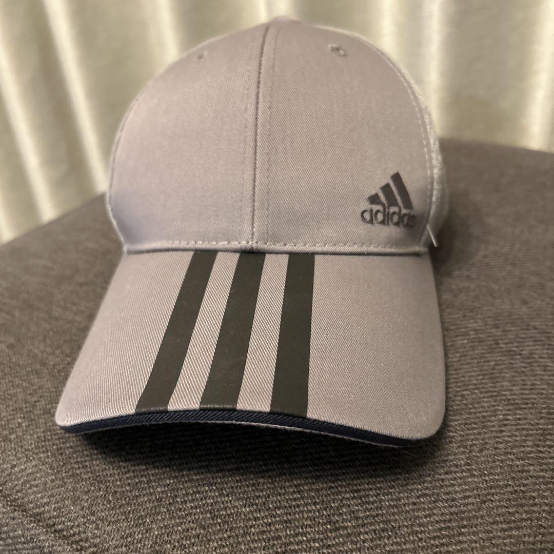 国内配送★adidas★ストライプが可愛い ベレー帽 ロゴも印象◎ adidas グレー ストライプキャップ - メルカリ