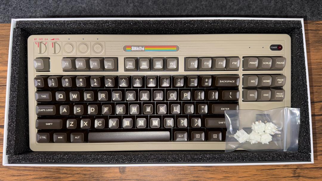 [極美品]8Bitdo メカニカルキーボード、テンキー(C64 Edition) 8BitDo Retro Mechanical Keyboard with Joystick C64 Edition