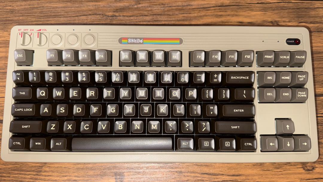 [極美品]8Bitdo メカニカルキーボード、テンキー(C64 Edition)