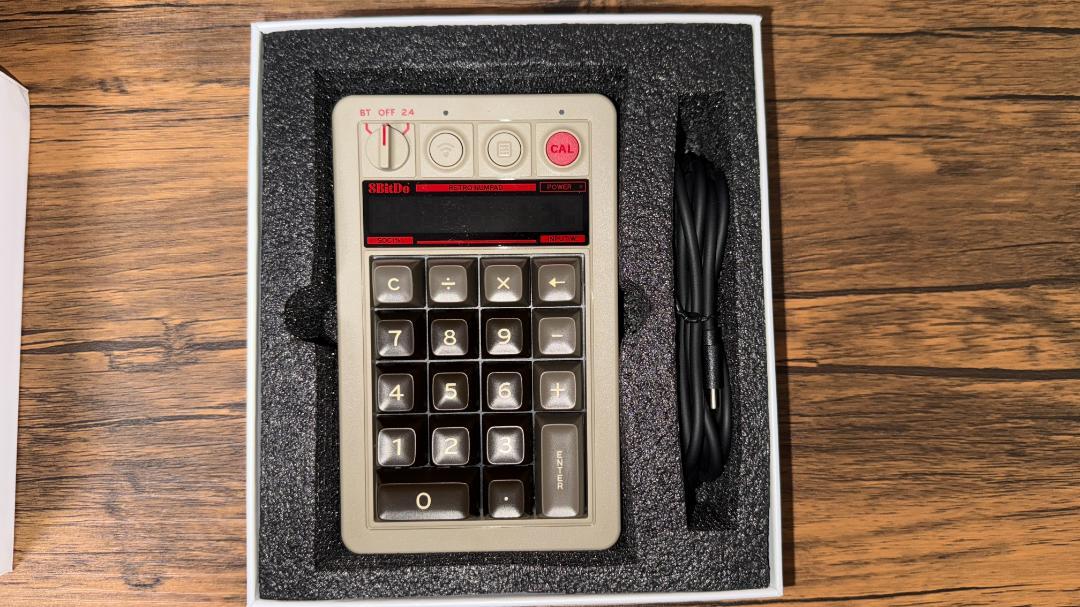 [極美品]8Bitdo メカニカルキーボード、テンキー(C64 Edition)