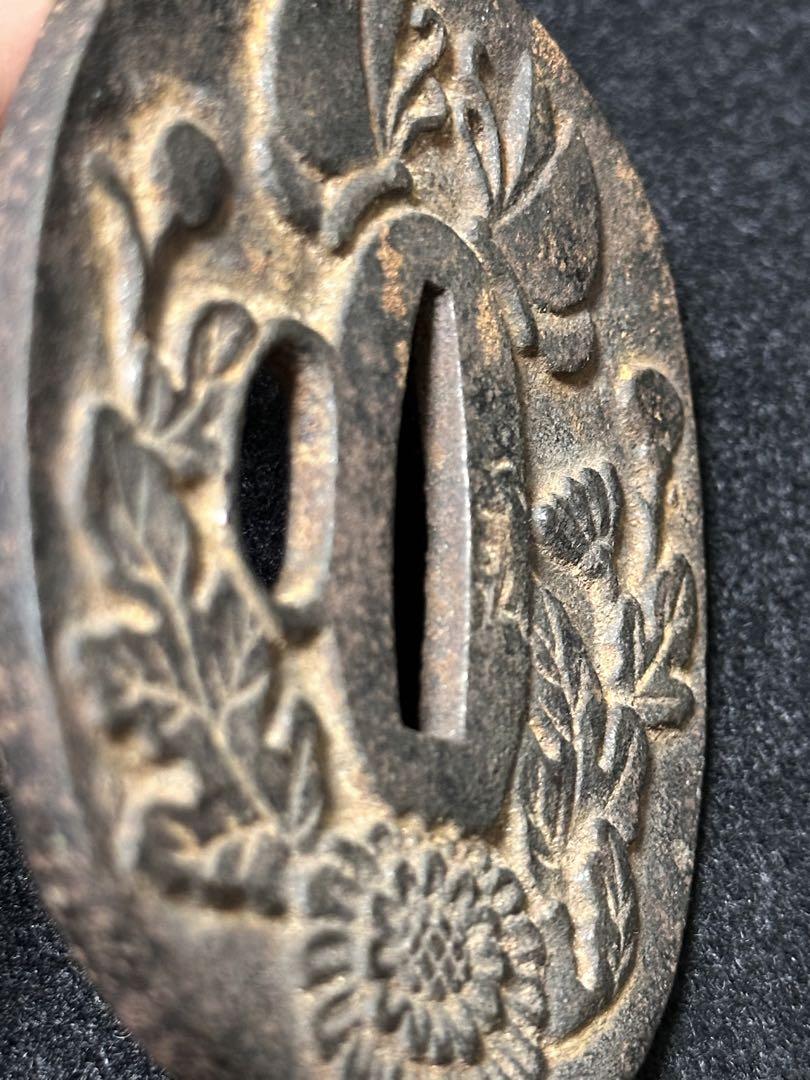 刀装具 菊と胡蝶図鐔 【正弘】銘 鉄地大鍔 高彫 時代鍔　11G 人気 商品 通販ホビー・楽器・アート - 刀装具 菊と胡蝶図鐔