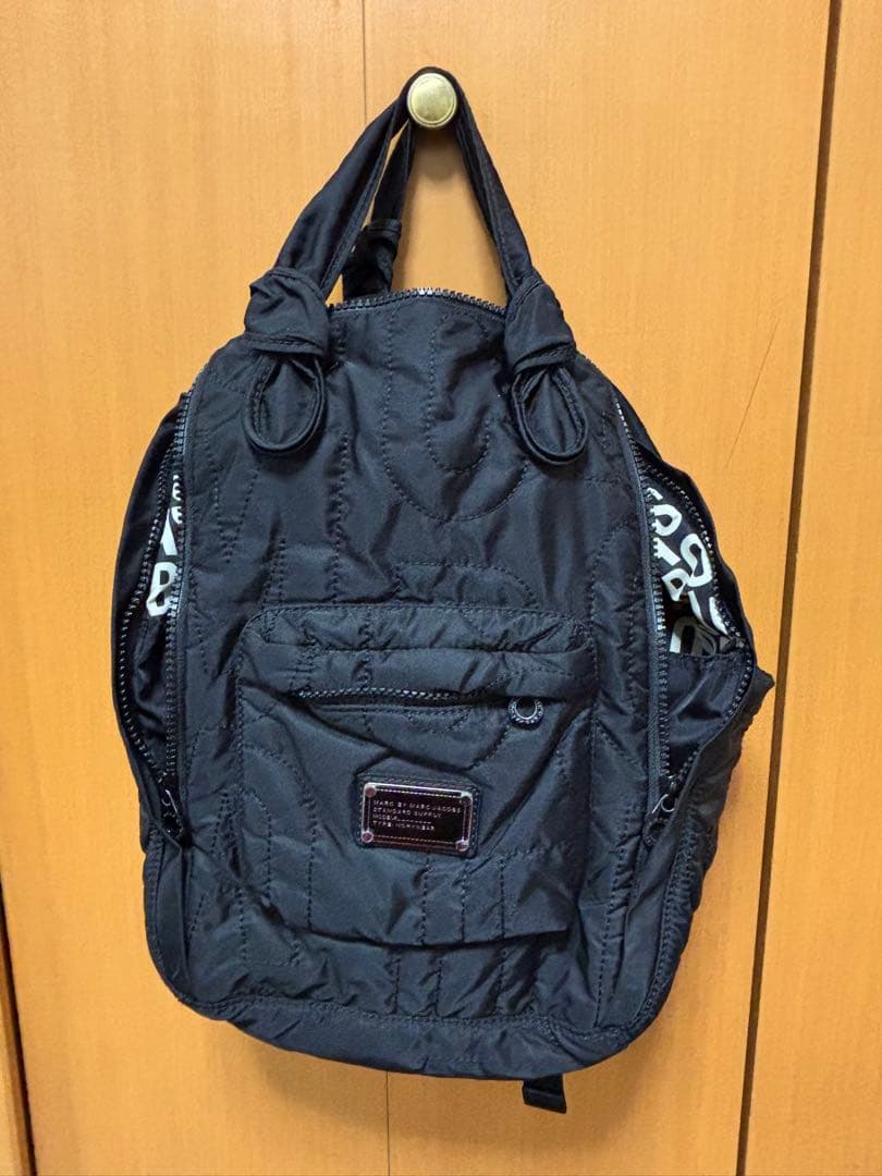 黒いキルティングリュック