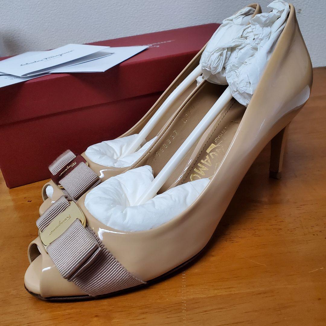 Salvatore Ferragamo ベージュオープントゥパンプス