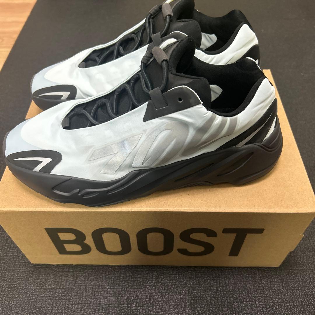 アディダス YEEZY BOOST 700 グレー/ブラック